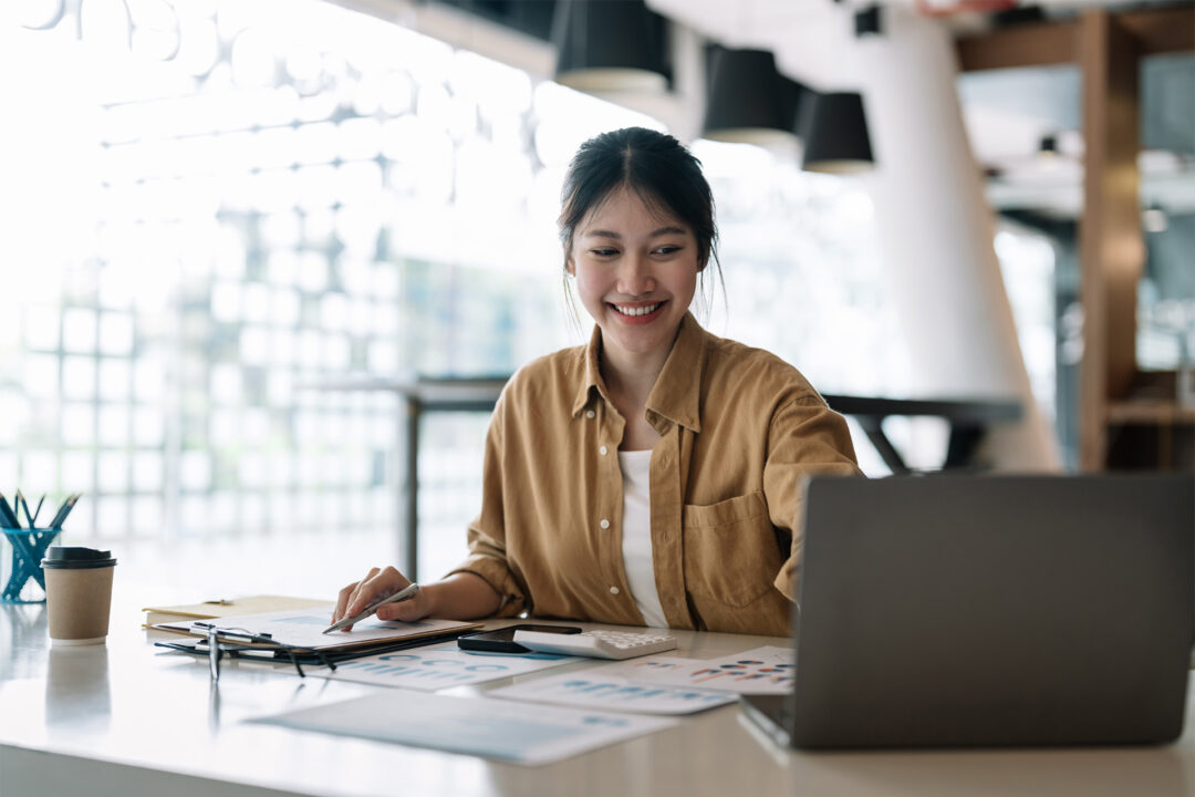 Woman working with accounting at a desk.